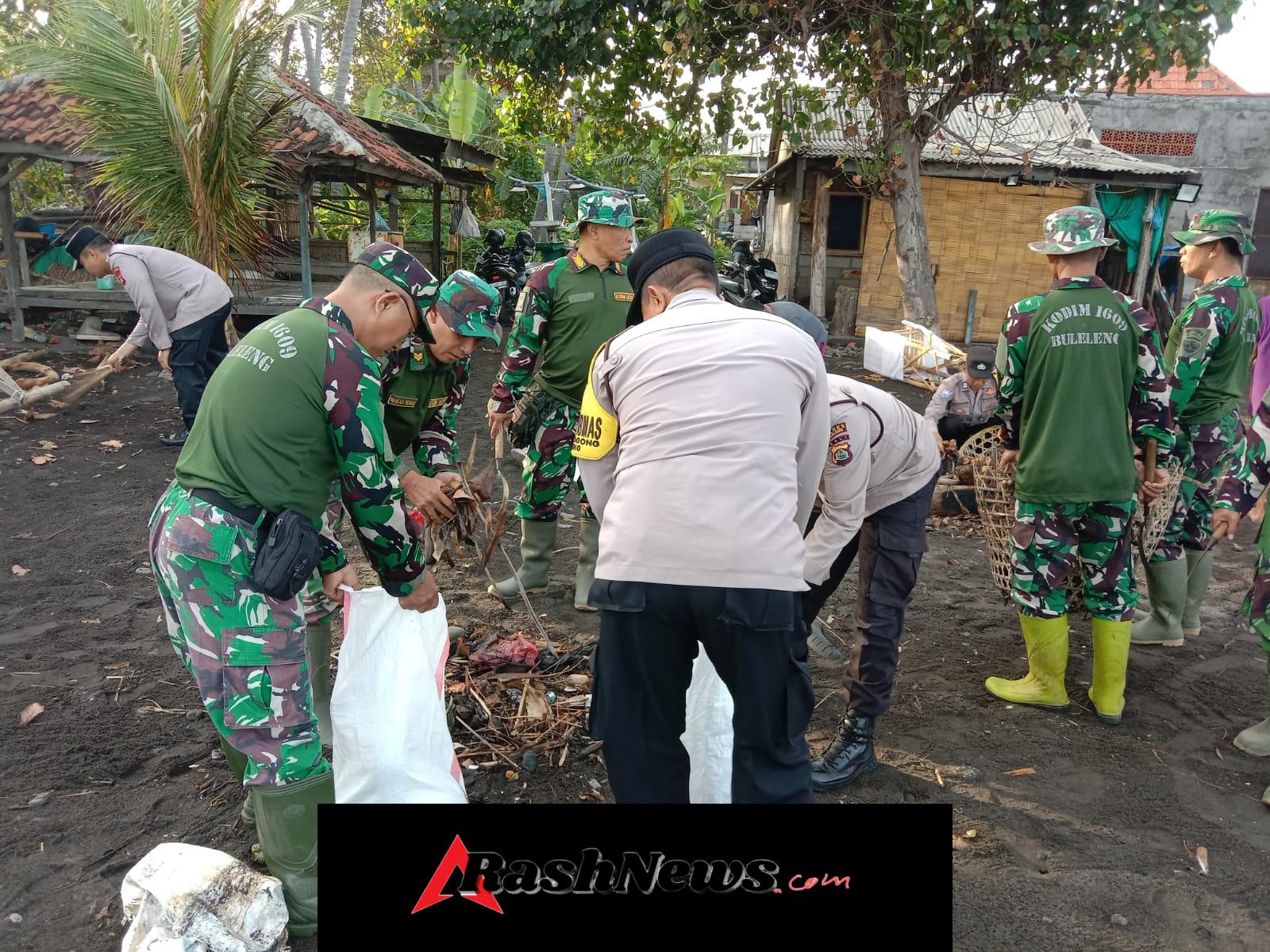 Aksi Nyata Babinsa Banyuning Jaga Kebersihan Pantai Kubujati dari Ancaman Sampah”