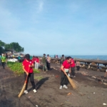 Kolaborasi Aparat dan Masyarakat, Pantai Sangsit Dibersihkan Lewat Gerakan Bersih Lingkungan