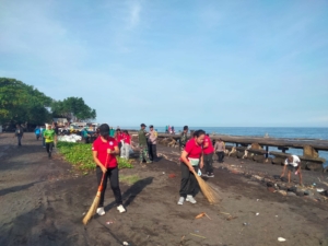Kolaborasi Aparat dan Masyarakat, Pantai Sangsit Dibersihkan Lewat Gerakan Bersih Lingkungan