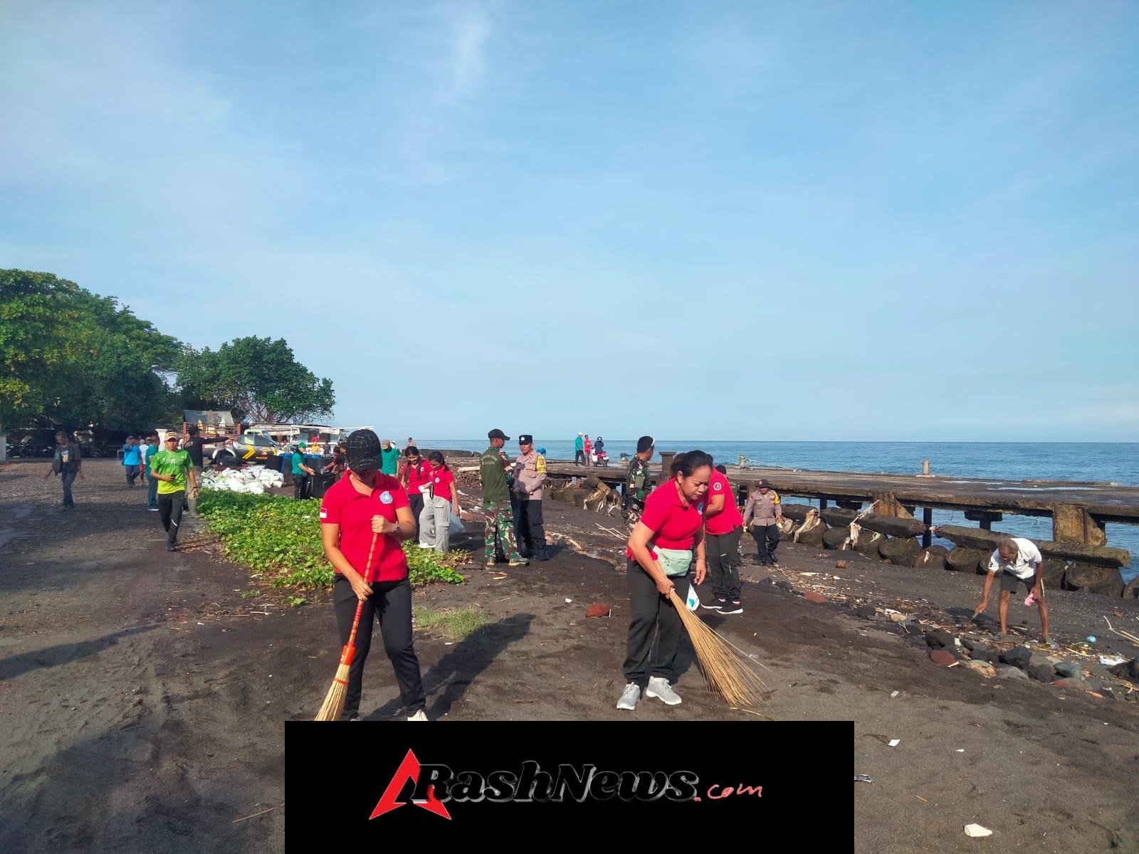 Kolaborasi Aparat dan Masyarakat, Pantai Sangsit Dibersihkan Lewat Gerakan Bersih Lingkungan