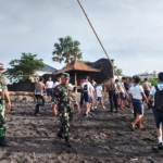 Kemanunggalan TNI dan Rakyat Terwujud dalam Karya Bakti Pembersihan Pantai Purnama Sukawati