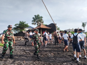Kemanunggalan TNI dan Rakyat Terwujud dalam Karya Bakti Pembersihan Pantai Purnama Sukawati