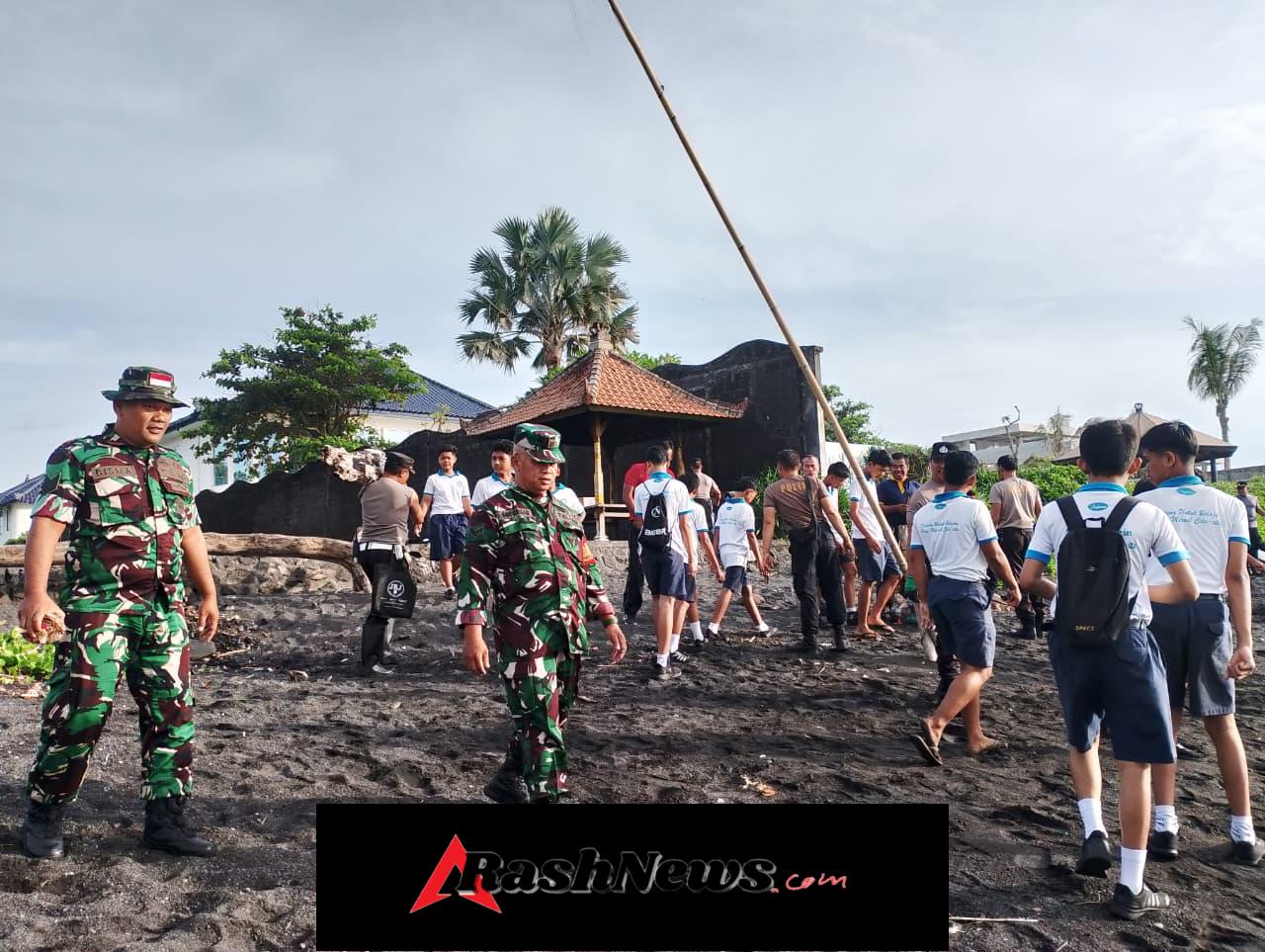 Kemanunggalan TNI dan Rakyat Terwujud dalam Karya Bakti Pembersihan Pantai Purnama Sukawati