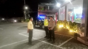 Polsek Kuta Utara Gelar Blu Light, Patrol Jamin Keamanan Masyarakat Di Jalan Tibubeneng. 