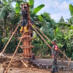 Tingkatkan Pembangunan KDKMP, Babinsa Desa Jehem Lakukan Pemantauan Progres di Lokasi Proyek