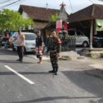 Sinergitas Tanpa Batas, Babinsa Tihingan Gelar Pengamanan Bersama Upacara Keagamaan