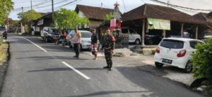 Sinergitas Tanpa Batas, Babinsa Tihingan Gelar Pengamanan Bersama Upacara Keagamaan