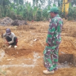 Kolaborasi TNI Polri Bersama Pemcam Banjarangkan Dan Anak Sekolah Bersihkan Sampah Di Pesisir Pantai Sidayu