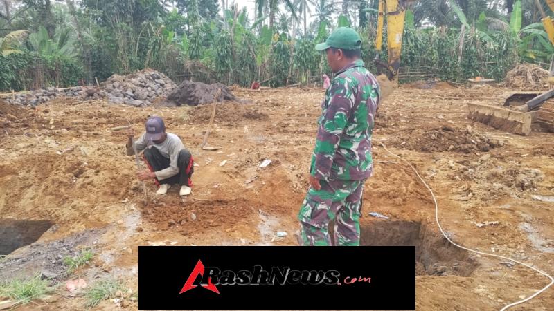 Kolaborasi TNI Polri Bersama Pemcam Banjarangkan Dan Anak Sekolah Bersihkan Sampah Di Pesisir Pantai Sidayu