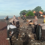 Serbu Pantai Watu Klotok, TNI Polri Di Klungkung Lakukan Gotong Royong Bersih Pantai