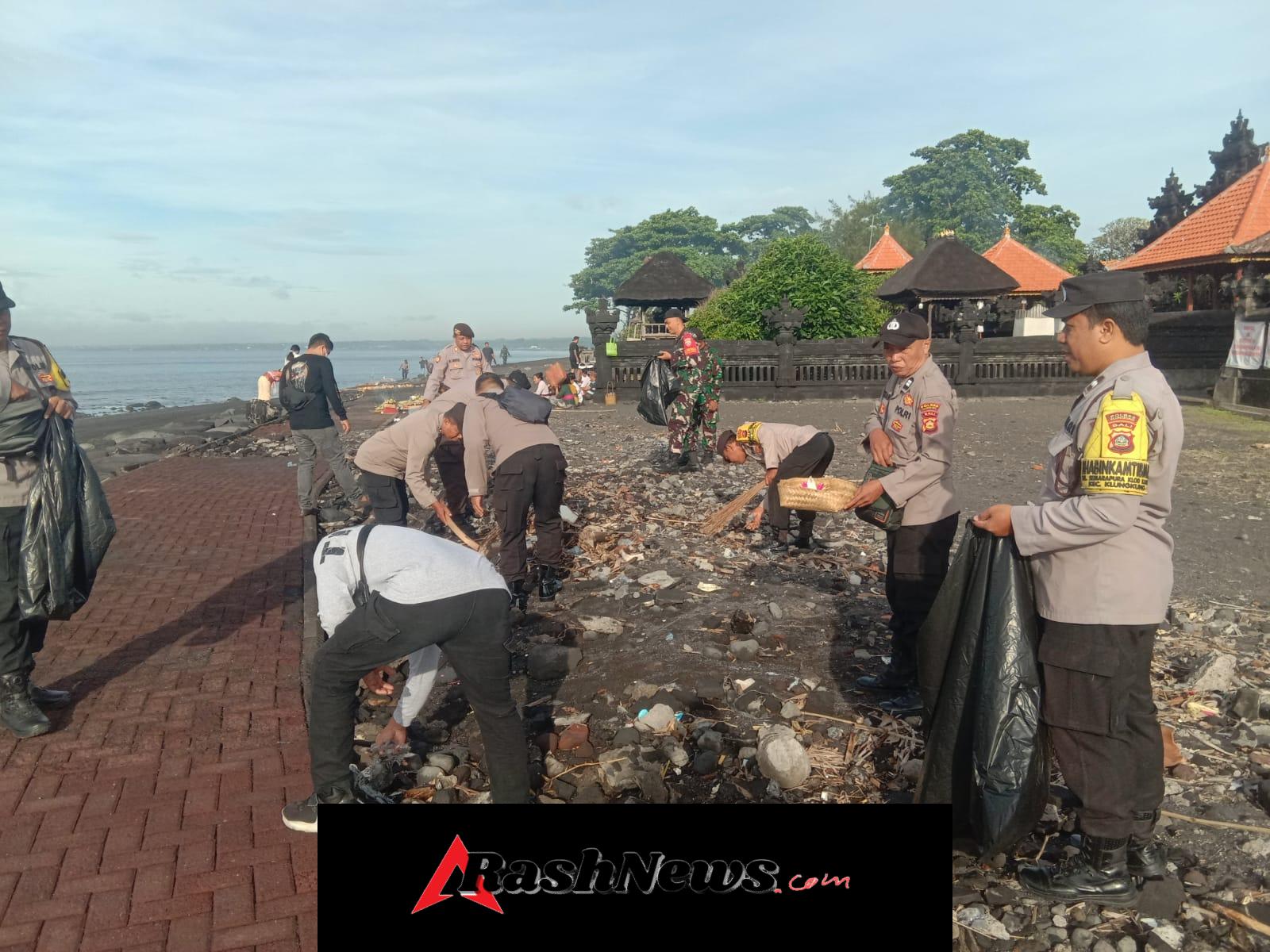 Serbu Pantai Watu Klotok, TNI Polri Di Klungkung Lakukan Gotong Royong Bersih Pantai