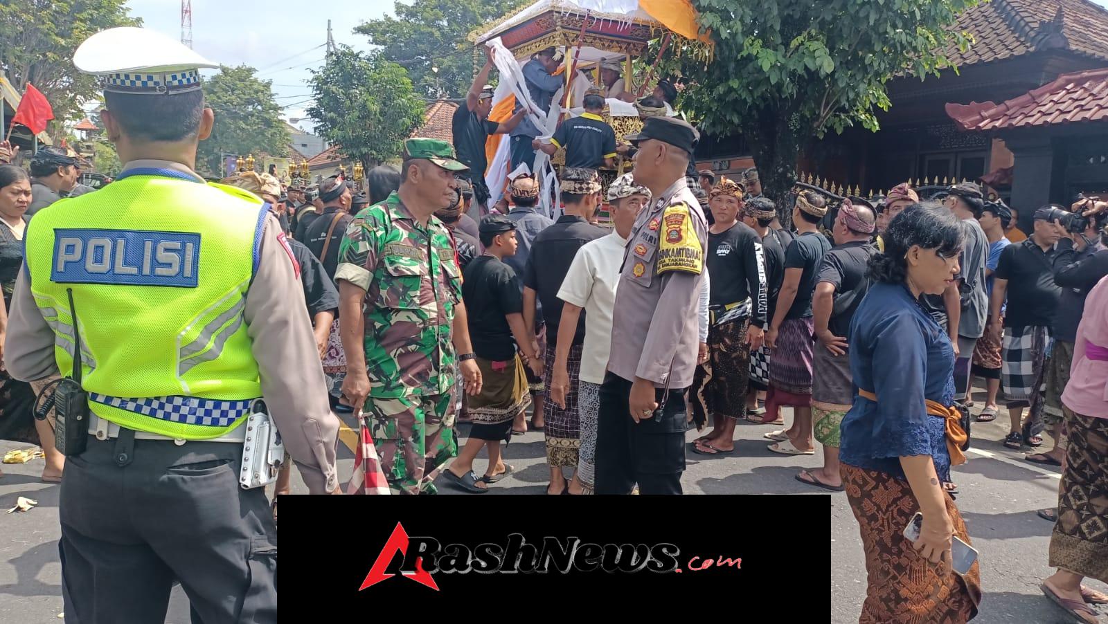 Kawal lPengabenan, Babinsa Takmung Sebut Sinergi Lestarikan Tradisi