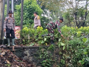 Gerakan Jumat Bersih, TNI-Polri Ajak Warga Jaga Sungai dari Sampah Plastik