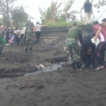 Peduli Lingkungan, Babinsa dan Lintas Sektor Gelar Bersih Pantai Penarukan