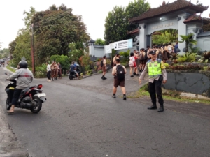 Cegah terjadinya kemacetan dan laka lantas, Personil Polsek Penebel melaksanakan Strong Point pagi*