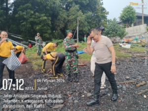 Tindaklanjuti Arahan Presiden RI, Polsek Kubu Bersama Stakeholder Giat Gotong Royong Bersih-Bersih Pantai Rubaya