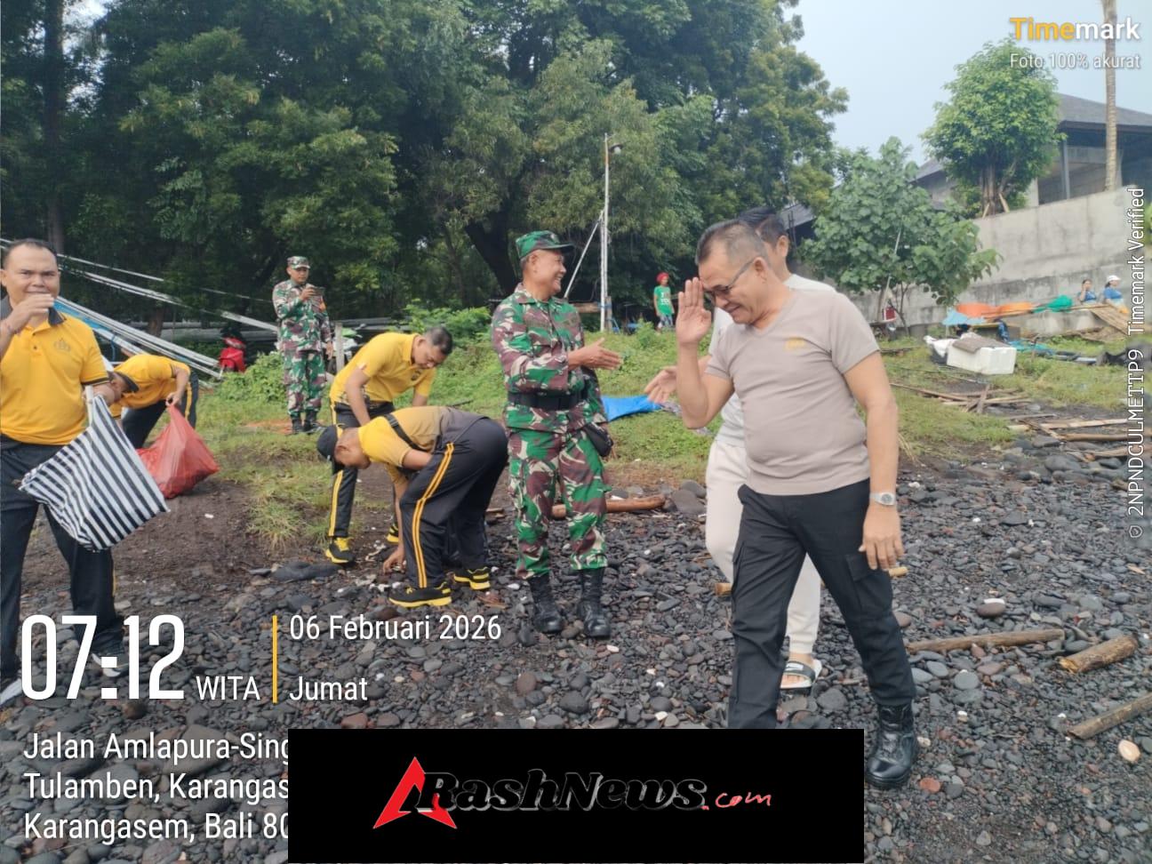 Tindaklanjuti Arahan Presiden RI, Polsek Kubu Bersama Stakeholder Giat Gotong Royong Bersih-Bersih Pantai Rubaya