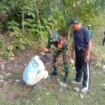 Demi Generasi Mendatang, Babinsa Bersama Warga Tanam Pohon Ketapang di Fasilitas Umum Desa