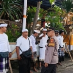 Personel Polsek Denpasar Barat Sambang Kamtibmas di Pura Sor Waringin Padang Sumbu