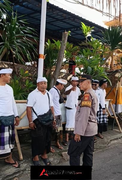 Personel Polsek Denpasar Barat Sambang Kamtibmas di Pura Sor Waringin Padang Sumbu