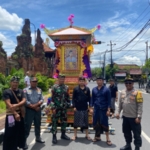 Sinergitas TNI-Polri dan Pecalang Amankan Prosesi Pelebon di Wilayah Kesiman