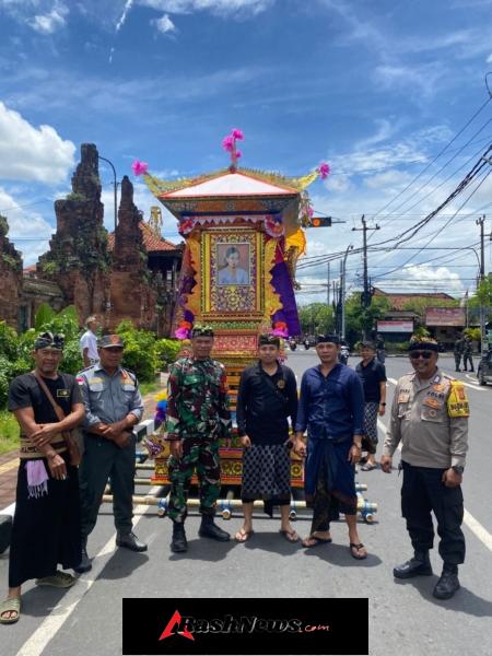 Sinergitas TNI-Polri dan Pecalang Amankan Prosesi Pelebon di Wilayah Kesiman