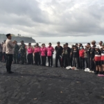 *Sinergi, Polsek Selemadeg laksanakan Aksi Bersih Sampah di Pantai Soka*