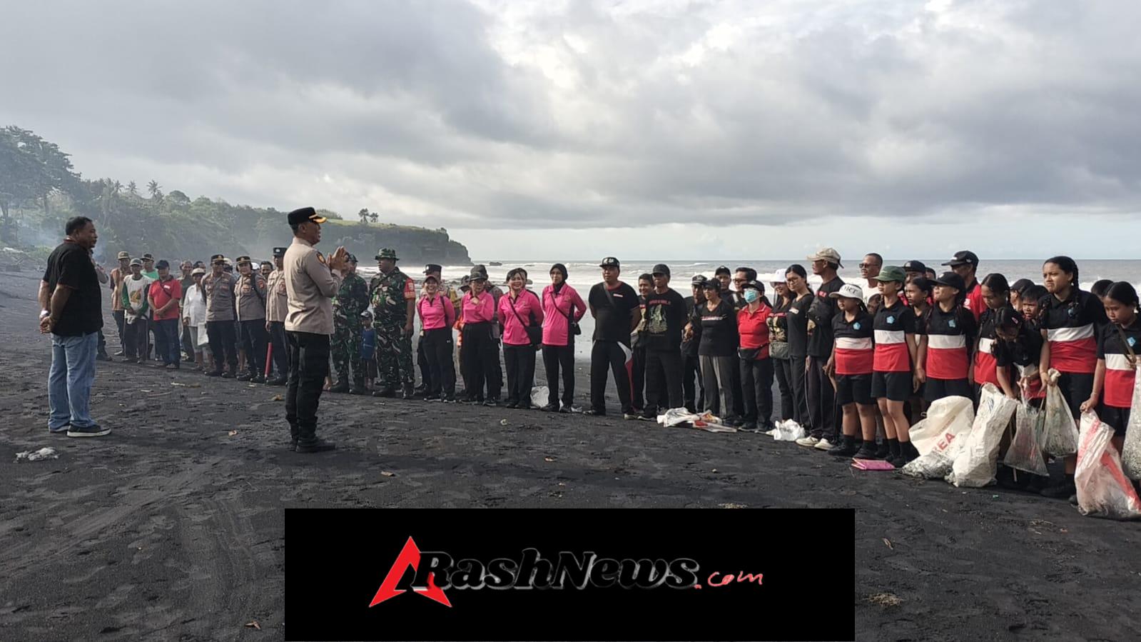 *Sinergi, Polsek Selemadeg laksanakan Aksi Bersih Sampah di Pantai Soka*