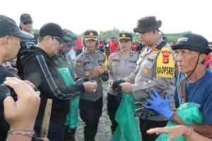 *Sinergi Polres Tabanan dan Forkopimda Gelar Gerakan Kebersihan Pantai Yeh Gangga, Libatkan 1.500 Peserta*