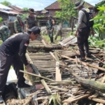 Koramil 1607-02/Empang Gelar Gotong Royong dan Salurkan Air Bersih untuk Warga Terdampak Banjir
