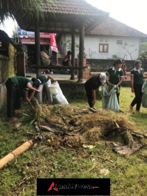 Sinergi TNI, Pemdes Dan Warga Desa Batumadeg Gelar Kerja Bakti Bersih Lingkungan