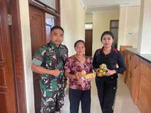 TNI Peduli Kesehatan Bumil Dan Anak Stunting, Kopda Komang Puspantara Dampingi Penyaluran PMT Di Desa Tohpati
