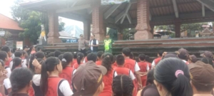 Wujudkan Lingkungan Bersih dan Sehat, Koramil 1609-05/Sukasada Turun ke Pasar Tradisional