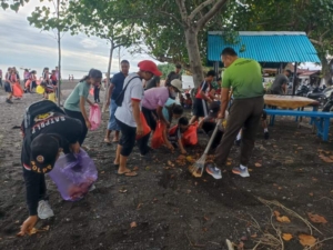 Semangat Kebersamaan di Pantai Umeanyar, Gerakan Bersih Sampah Perkuat Sinergitas dan Kepedulian Pesisir