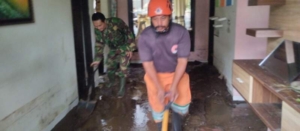 Sinergitas TNI, Damkar dan BPBD Pulihkan Drainase di Desa Sambangan