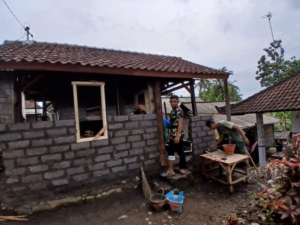 TMMD Kodim 1617/Jembrana Masuki Tahap Krusial, Pemasangan Kusen dan Tembok Rumah Warga Terus Dikebut.