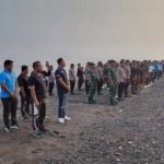 Kolaborasi Aparat dan Masyarakat, Pantai Lokapaksa Dibersihkan dalam Aksi Peduli Lingkungan