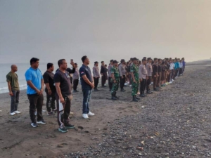 Kolaborasi Aparat dan Masyarakat, Pantai Lokapaksa Dibersihkan dalam Aksi Peduli Lingkungan