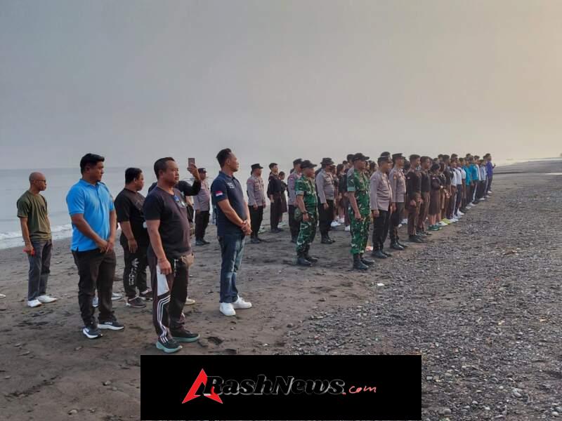 Kolaborasi Aparat dan Masyarakat, Pantai Lokapaksa Dibersihkan dalam Aksi Peduli Lingkungan