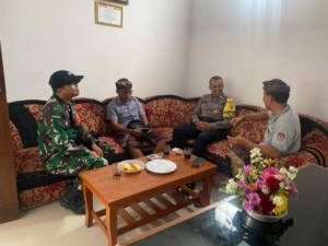 Selalu Hadir Dan Menyatu, Babinsa Timuhun Silahturahmi Dan Komsos Bersama Perangkat Desa