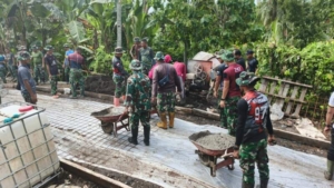 Kemanunggalan TNI di Desa Penyaringan: Percepat Pembangunan MCK Milik Warga Kurang Mampu