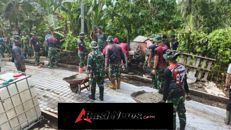Kemanunggalan TNI di Desa Penyaringan: Percepat Pembangunan MCK Milik Warga Kurang Mampu