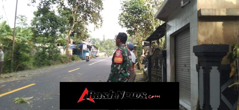 Babinsa 1623-02/Abang Dukung Kegiatan Pemangkasan Pohon untuk Kelancaran Arus Lalu Lintas
