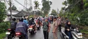 Hujan Lebat Guyur Gerokgak, Babinsa dan Warga Bahu-membahu Relokasi Pohon Tumbang di Jalan Raya Celukan Bawang