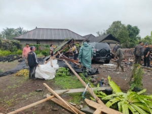 Gerak Cepat Babinsa Desa Tiga Evakuasi Warga Terdampak Hujan dan Angin Kencang