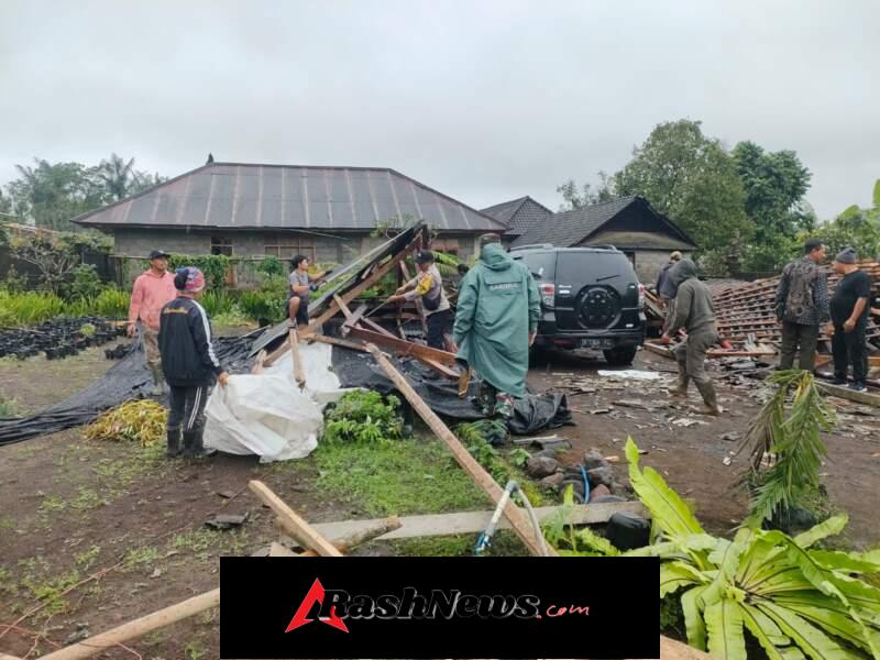 Gerak Cepat Babinsa Desa Tiga Evakuasi Warga Terdampak Hujan dan Angin Kencang