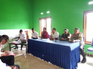 Babinsa Koramil Lape Lopok Dukung Transparansi Musdessus BLT Desa Labuan Kuris