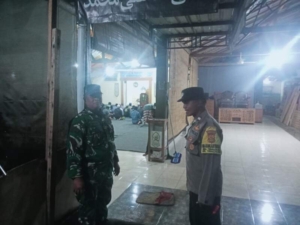 Pengamanan Humanis Babinsa Tegallalang Ciptakan Suasana Khidmat Sholat Tarawih