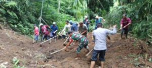 Sinergi TNI–Polri dan Warga, Babinsa Taro Berhasil Buka Jalan Tertimbun Longsor
