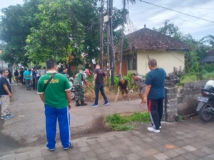 Bersama Rakyat, Babinsa Kaliuntu Wujudkan Lingkungan Bersih dan Sehat di Jalan Tekukur